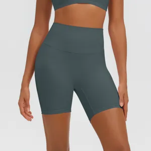 Dettaglio pantaloncini yoga fitness nude vita alta, design sportivo aderente e traspirante.