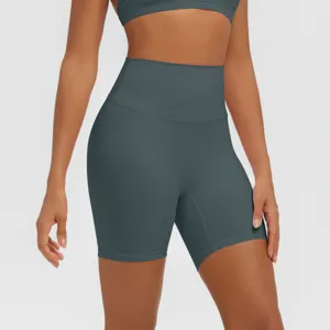 Primo piano di pantaloncini da yoga senza cuciture a vita alta, fitness traspirante ed elastico.