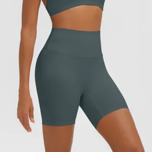 Dettaglio pantaloncini yoga vita alta, pantaloncini sportivi senza cuciture per palestra.