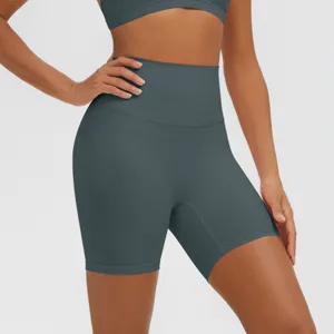 Vista dettagliata di pantaloncini da yoga fitness a vita alta con tessuto traspirante e contenitivo.