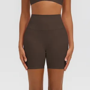 Dettaglio pantaloncini da yoga a vita alta, primo piano tessuto fitness elasticizzato.