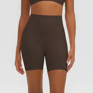 Vista di dettaglio dei pantaloncini da yoga traspiranti da donna a vita alta push up.