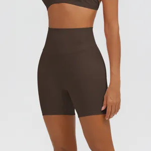 Pantaloncini da yoga marroni a vita alta, dettaglio abbigliamento sportivo fitness.