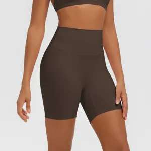 Dettaglio di pantaloncini da yoga senza cuciture a vita alta, tessuto sportivo e vestibilità.