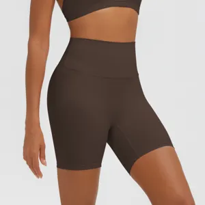 Pantaloncini da yoga a vita alta per donna, pantaloncini sportivi fitness traspiranti marroni.