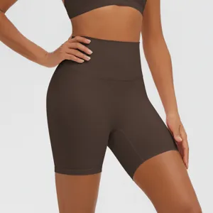 Dettaglio pantaloncini fitness a vita alta, abbigliamento sportivo yoga elasticizzato.