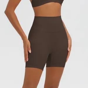 Shorts da yoga marroni a vita alta da donna, pantaloncini fitness sportivi dettaglio.