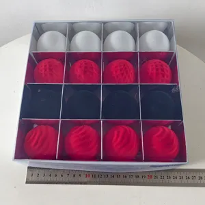 Λεπτομέρεια από φλοκωτές χριστουγεννιάτικες μπάλες σε κουτί 16 τεμαχίων, που δείχνει υφή και μέγεθος.