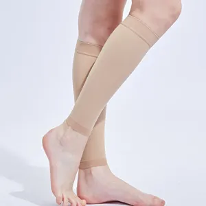 Manches de compression pour mollets homme et femme, chaussettes de soutien beige.