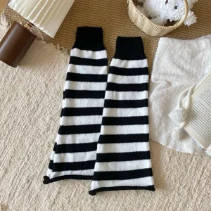Schwarze und weiße gestrickte Stulpen für Damen, kuschelige Winter Y2K Schlag Socken.
