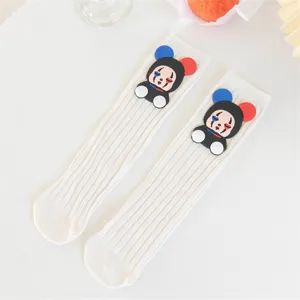 Weiße Kinder-Mittelsocken mit Clown Cartoon Anhänger, trendige stylische Baumwollstrümpfe.