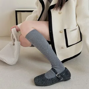 Calze alte a costine grigie da donna, vestibilità slim moda carina stile quotidiano.