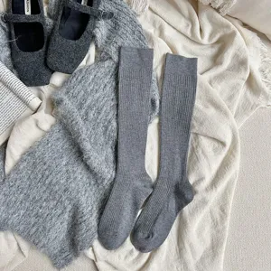Calze lunghe grigie da donna in maglia a coste stile vintage, morbido cotone caldo.
