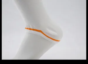 Vista dettagliata di calze compressive mediche bianche con alta elasticità alla caviglia.