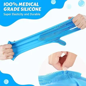 Nahaufnahme des blauen Silikon Haustierhandschuhs mit hoher Elastizitaet und weichen Borsten.