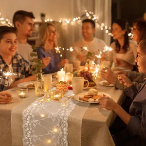 Rustieke jute tafelloper met witte kanten rand, ideaal voor bruiloften en gezellige feestdecoratie.