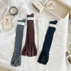 Chaussettes hautes côtelées de style japonais avec poignets en dentelle délicate, bas longs.
