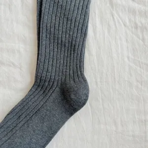 Gros plan sur chaussettes en tricot côtelé gris foncé, chaussette longue automne hiver