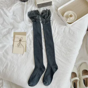 Chaussettes hautes gris foncé avec volants en dentelle, tricot côtelé, chaussettes d'hiver.