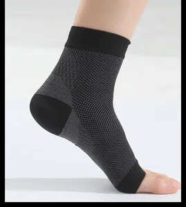 Gros plan détaillé de la chevillère de compression noire avec une texture tricotée.