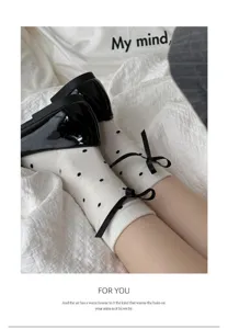 Calze a tubo medio a pois dolci casual con elegante fiocco nero per l'uso quotidiano.