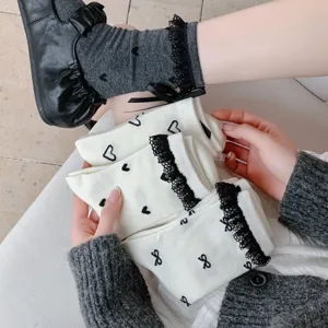 Calzini in pizzo a metà tubo con stampa cuore e fiocco, calzini di cotone eleganti per donna.