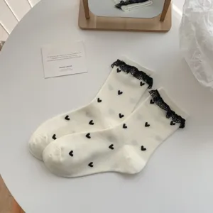 Simpatici calzini bianchi a metà tubo con stampa a cuori neri e delicato bordo in pizzo