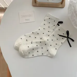 Calzini bianchi a pois in cotone da donna con fiocco nero stile dolce vista principale