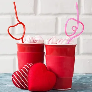Paille de boisson creative en forme de coeur pour la fete Saint Valentin detail view
