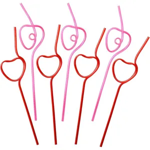 Gros plan sur les pailles en plastique créatives en forme de cœur et boucles pour fêtes.