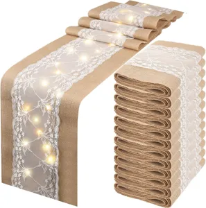 Jute tafelloper met witte kant en warme led verlichting voor rustieke huwelijk feest decoratie