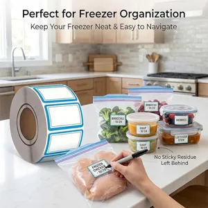 Dettaglio rotolo etichette freezer mano scrive data, organizzazione ordine cucina.