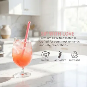 Primer plano de la pajita rosa con corazón ecológico, material seguro sin BPA para bebidas.