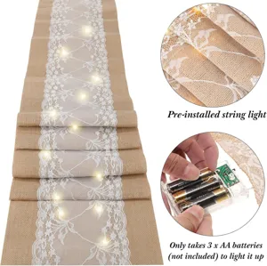 Jute tafelloper met witte kant en geïntegreerde lichtketting voor rustieke bruiloftsdecoratie.