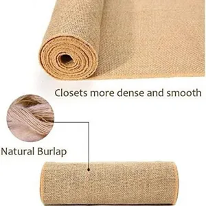Detail van natuurlijke jute stof met dichte en gladde textuur voor rustieke tafeldecoratie.