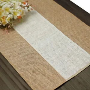 Rustieke jute tafelloper met witte middenstreep, perfect voor huwelijk en huisdecoratie.