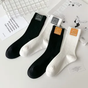 Calze da donna a metà tubo tinta unita stile giapponese con etichetta in pelle smiley autunno.