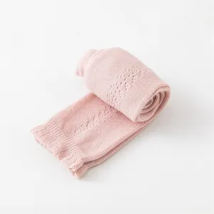 Roze gebreide baby maillot met opengewerkt patroon voor peuter meisjes lente en herfst
