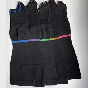 Dettaglio calze a compressione medica elastiche, calze nere antifatigue con bordo colorato.