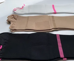 Vista dettagliata di calze a compressione ad alta elasticità in bianco, nude e nero per supporto.