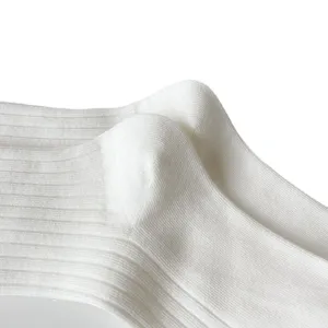 Calze a metà gamba a costine bianche in cotone da donna, stile semplice e tinta unita.