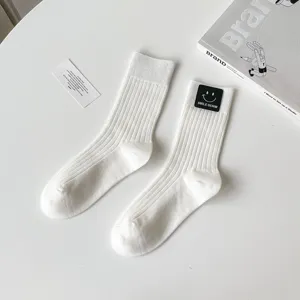 Calzini a tubo medio bianco tinta unita giapponesi con toppa sorridente cotone.