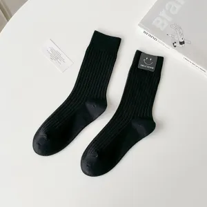 Calzini a metà gamba neri in cotone a coste con etichetta denim smiley, autunno.
