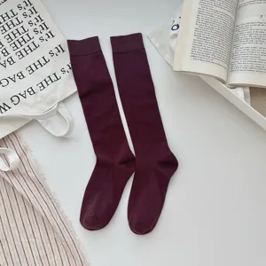 Chaussettes unies bordeaux pour femmes, tricot confortable en vue principale à plat.
