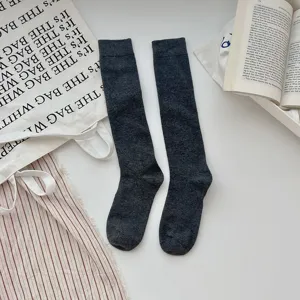 Chaussettes mi-hautes gris foncé pour femmes style ins minimaliste doux confortable loisirs quotidien