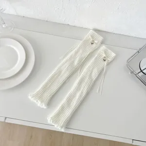 Calentadores de punto blancos de estilo japones con bonitos lazos y dijes de corazon para invierno.