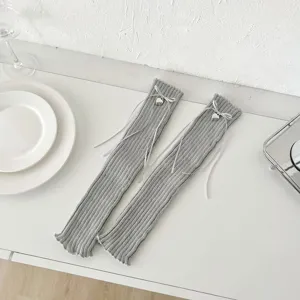 Calentadores de punto gris estilo japonés otoño invierno con lazos lindos y dijes de corazón.