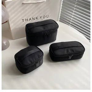 Gedetailleerd overzicht van de zwarte stoffen cosmetische tassen set, minimalistische opbergtas.