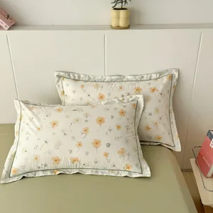 Vista detallada de funda de almohada de algodón con estampado floral, suave y cómoda.