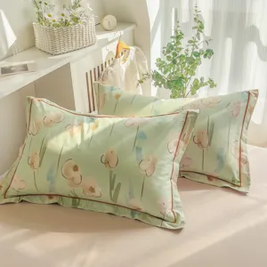 Vista detallada de funda de almohada de algodón estampado con suave diseño floral.